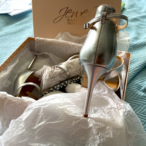 Jewel Badgley Mischka 4" silver heels - Picture 3 of 4